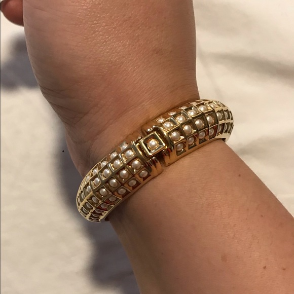 Goldtone and pearl bangle bracelet - Picture 2 of 5